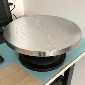 Elegantes soportes de aluminio para pasteles con bases antideslizantes y acabado liso, perfectos para servir pasteles en reuniones formales - Product Image 4