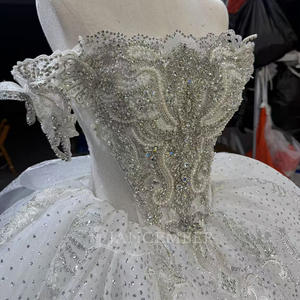 Vestido de Novia Moderno con Cuello Barco y Cola Capilla, con Flores, Encaje y Cristales - Para Niñas (Modelo OY012) - Product Image 5