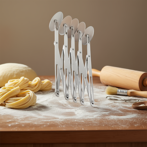 Cortador de Pasta IGINIO MASSARI 3517 con 5 Cuchillas, Herramienta de Repostería de Precisión CIPRIANO GHIDINI - Product Image 3