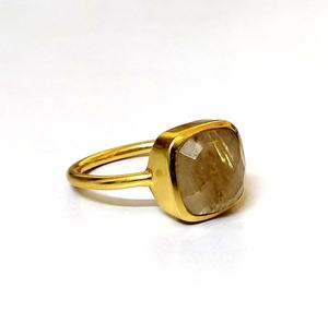 Anillo de piedra de rutilo natural de oro, estilo de cojín clásico, venta al por mayor para hombres y mujeres - Product Image 1