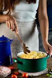 "Juego de 4 cucharas de cocina de madera artesanales, duraderas, ecológicas, elegantes y perfectas para cualquier cocina." - Product Image 3