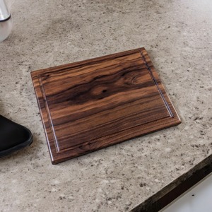 Tabla de cortar de corte contemporánea Rectangular de madera de acacia hecha a mano de lujo con certificación TR, acabado de aceite seguro para alimentos, respetuoso con el medio ambiente - Product Image 3