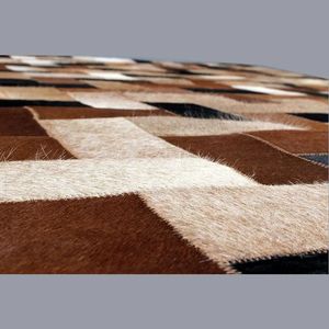 Alfombra de Cuero Vacuno Geométrica Hecha a Mano para Sala de Estar o Pasillo - Product Image 3