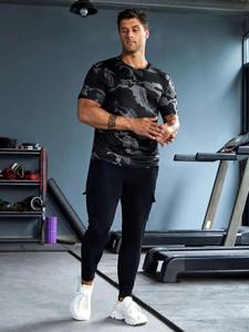 T-shirt de fitness élégant pour homme, imprimé par sublimation, col rond, mélange polyester-coton, vêtements décontractés et sportifs - Product Image 5
