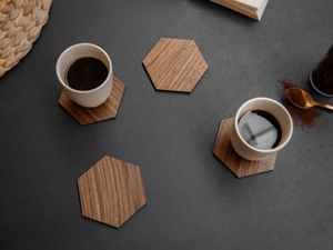 Sous-verres en bois de forme hexagonale Ensemble de quatre pièces avec supports Meilleur fabriqué - Product Image 2