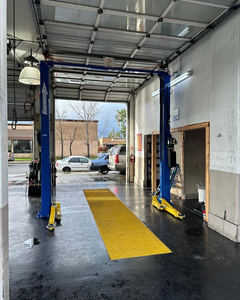 Elevador Hidráulico de 2 Postes de Alta Calidad para Taller de Reparación de Automóviles |   Plataforma Elevadora Hidráulica de Dos Postes y Cuatro Cilindros para Autos, Comprar Ahora - Product Image 1