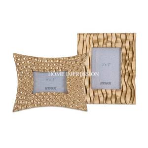 Cadre photo en bois artisanal unique avec un design texturé, parfait pour encadrer des souvenirs dans un cadre rustique ou vintage d'Inde - Product Image 5