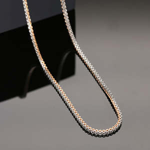 Collar de Cadena de Eslabones de Serpiente Chapado en Oro con Diamantes de Moissanita y Perlas de Brillo Marfil - Product Image 1
