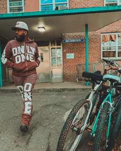 Fabricante de ropa personalizada, sudadera con parche bordado desgastado con lavado ácido, pantalones de chándal acampanados, conjuntos recortados con capucha - Product Image 2