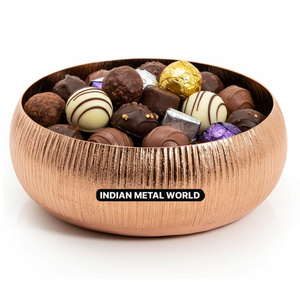 Bol de service sur pied en métal martelé doré au design moderne, finition dorée unique, bol à chocolat pour la décoration de la maison et les fêtes de mariage - Product Image 2