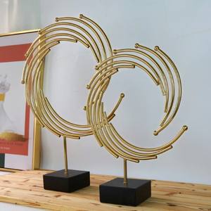 Ensemble de sculptures annulaires en métal abstrait doré moderne en aluminium Décoration intérieure de luxe Bureau Art de bureau Sculpture moderne polie - Product Image 4