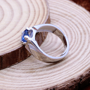 Bague unisexe certifiée Memoria Jewels, faite à la main, en argent sterling 925 plaqué or, avec zircon cubique bleu et blanc créé en laboratoire - Product Image 3