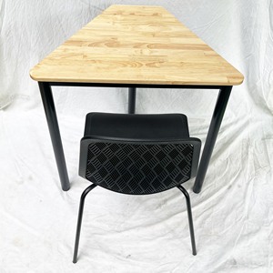Table trapézoïdale de style Lego CB68169 et chaises en plastique avec pieds en fer - Product Image 5