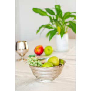 Cuenco para verduras de metal y madera Cuenco para servir alimentos con borde de metal martillado redondo Utensilios de cocina para el hogar con estilo a un precio atractivo - Product Image 6