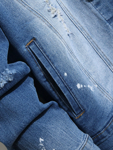 Veste en jean courte décontractée et simple pour hommes Vêtements Hip Hop Y2K avec trous à pompons du fabricant direct - Product Image 4