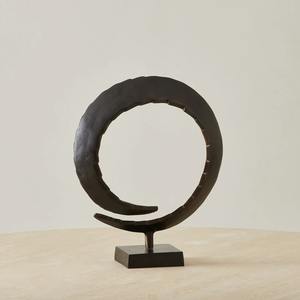 Esculturas artísticas de metal de diseño único y estatuas decorativas para la decoración contemporánea del hogar Adornos elegantes para interiores modernos - Product Image 3