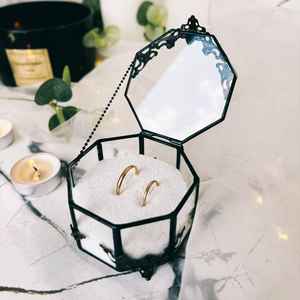 Caja de anillo de cristal con forma hexagonal de Diseño Artesanal organizador de joyas hecho con marco de cristal y metal para compromiso de boda - Product Image 1