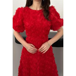 Robe midi florale rouge à la coupe trapèze, taille naturelle, manches longues, élégante pour les fêtes - Product Image 4