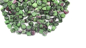 Bán buôn 50 miếng 4-6mm tự nhiên <span class=keywords><strong>Ruby</strong></span> Zoisite không được điều trị Tiny thô lỏng đá quý cho Energizing đồ trang sức làm - Product Image 3