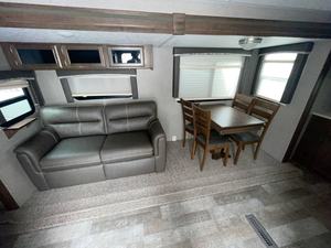 Utilisé 2021 F-o-r-e-s-t R-i-v-e-r Rockwood U-l-t-r-a L-i-t-e 2608BS - Product Image 5