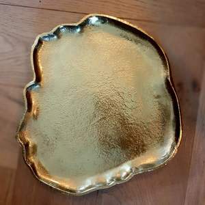 Bandeja de Servicio Premium Color Oro Champán |   Bandeja Decorativa Redonda de Metal Mate Texturizado para Centro de Mesa, para Sala de Estar y Servir - Product Image 6