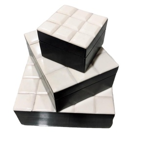 Boîtes de décoration pour la maison de style américain, ensemble de 3, en résine MDF, faites à la main, couleur personnalisée, forme carrée, design unique d'artisans indiens - Product Image 1