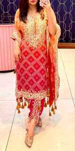 DISEÑADOR GEORGETTE PESADO BORDADO TOP DHOTI CON DUPATTA ROSA CON BLANCO - Product Image 5