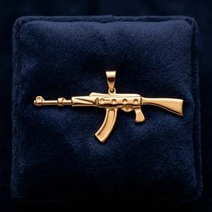 Colgante Premium Monarch Noir Rifle en Tono Dorado con Detalles Negros, Colgante de Moda Urbana de Lujo - Product Image 5