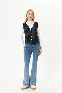 Gilet tricoté rayé à col en V décontracté pour femmes avec tissu d'usure extérieur à boutons - Product Image 4