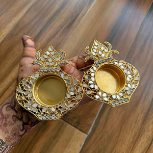 Urli ทองเหลืองตกแต่งด้วยมือที่ดีที่สุดพร้อมดิยาเหมาะสำหรับ Diwali และงานรื่นเริงบริษัทผลิตที่ใหญ่ที่สุด - Product Image 1