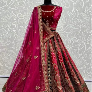 Hermoso Terciopelo Lehenga Choli Con Doble Dupatta - Product Image 1
