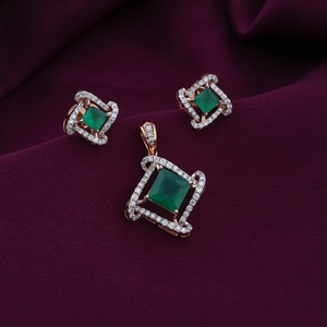 Conjunto de Pendientes y Colgante de Diamante Moissanita Hecho a Mano de Primera Calidad con Piedra Verde y Resistente al Deslustre para Uso Diario - Product Image 2