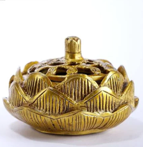 Brûleur d'encens en laiton vintage avec couvercle perforé en forme de dôme et fleuron, parfait pour l'encens traditionnel, disponible en gros - Product Image 2