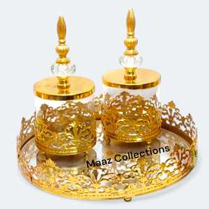 Ensemble de paniers cadeaux modernes en métal plaqué or de luxe 2 bocaux en verre décoratifs avec plateau en miroir Utilisation de fête et de décoration intérieure de mariage - Product Image 1