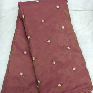 Travail en tissu Un textile délicat et léger orné de motifs brodés complexes pour traditionnel et festif - Product Image 1