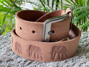 เข็มขัดหนังวัวสุดหรู กลับด้านได้อัตโนมัติ คุณภาพระดับพรีเมียม Unisex ในราคาต่ําสุด เข็มขัดดีไซเนอร์แฮนด์เมดและแกะสลักด้วยมือ - Product Image 4