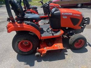 Tracteur à roues d'occasion Kubota BX2380 pour les fermes avec des composants clés tels que le roulement, le moteur, la pompe à engrenages, la boîte de vitesses - Product Image 3