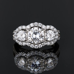 Anillo de Compromiso de Moissanita con Corte Brillante VVS1, Diseño de Flor con Halo de Tres Piedras, Engaste Pavé, Lujoso y Moderno, Anillo S925 - Product Image 1