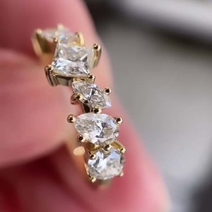 Anillo de Compromiso de Oro Amarillo Vintage con Múltiples Piedras de Moissanita de 1.50 CTW, Banda de Eternidad con Diamantes y Piedras Mixtas - Product Image 4