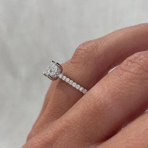 Bague en or blanc avec diamant de laboratoire taille princesse de 1,40 ct, halo caché et bande pavée, certifiée IGI - Product Image 4