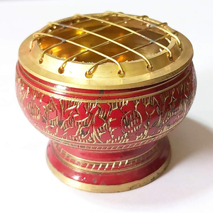 Grossiste indien Brûleur d'encens en laiton gravé de couleur rouge Nouveau brûleur d'encens au charbon de bois de conception fantaisie disponible à bon prix - Product Image 1