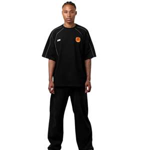 T-shirt de style football surdimensionné pour homme, coton 270GSM, épaules tombantes, streetwear, avec badge brodé sur la poitrine - Product Image 6