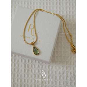 Collana con Pendente a Goccia Placcata in Oro 18K, Gemma Verde Oliva, Design Trendy a Forma di Pera, Regalo per Lei - Product Image 1