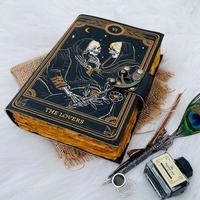 Ce journal en cuir fait main est inspiré de la carte Tarot The LoversThe Cover présente un design magnifiquement détaillé