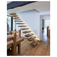 Escalier flottant à marches ouvertes avec marches en chêne massif, poutre métallique cachée, design d'escalier intérieur minimaliste