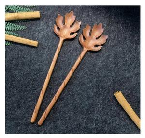 Cucharas de madera Cucharas para servir Utensilios de cocina y cuchara de madera tallada para regalo y vajilla - Product Image 1