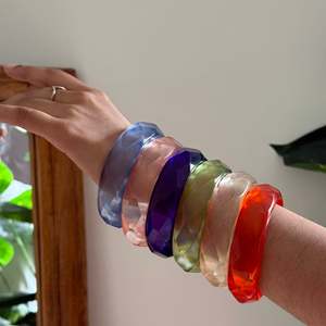 Brazalete de Resina Facetada Morada Intensa, Hecho a Mano, Pulido, con Diseño de Ángel, Brazalete Ancho de Acrílico, Joyería Artesanal de Moda para Mujer - Product Image 3