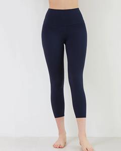 OEM Scrunch Butt Capri Leggings Para Mujeres Capri Longitud Sin Costuras Yoga Pantalones Cortos Que Absorbe La Humedad Ropa de Gimnasio Fabricante Personalizado - Product Image 3