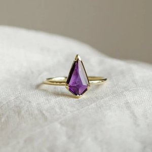 Anillos de Plata de Ley 925 con Baño de Oro y Piedra de Amatista Tallada en Forma de Cometa, Estilo Clásico Minimalista con Engaste de Puntas, para Mujer, para Bodas, Aniversarios y Fiestas - Product Image 1