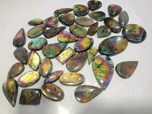 Cabochon de Labradorite multi-violette de haute qualité pierre précieuse en vrac naturelle polie pour la fabrication de bijoux - Product Image 2